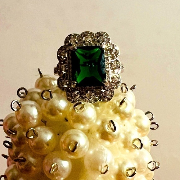 STAMPED Emerald Colored Stone 925 Size 8 Ring Jewelry - Picture 3 of 3